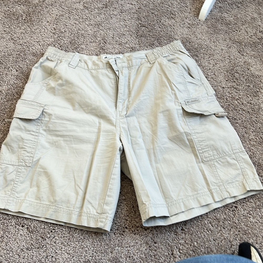 Like new pair of Columbia hiking shorts khaki tan sz Small, Velcro pockets